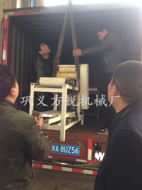 仿手工搟面皮機(jī)發(fā)貨現(xiàn)場